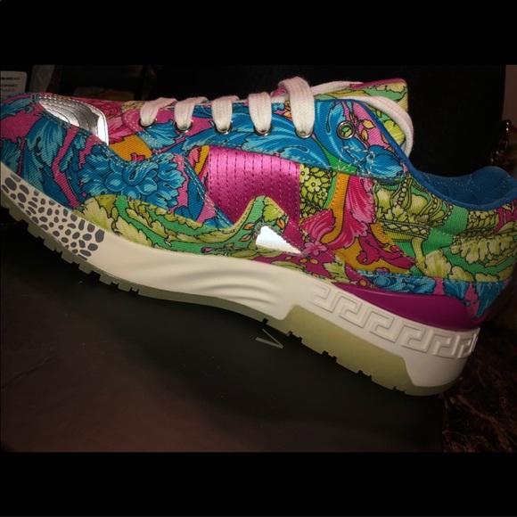 Versace shoes. 10.5 sneakers . King status - Picture 3 of 9